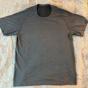 Lululemon Men’s Large Gray workout short sleeve shirt